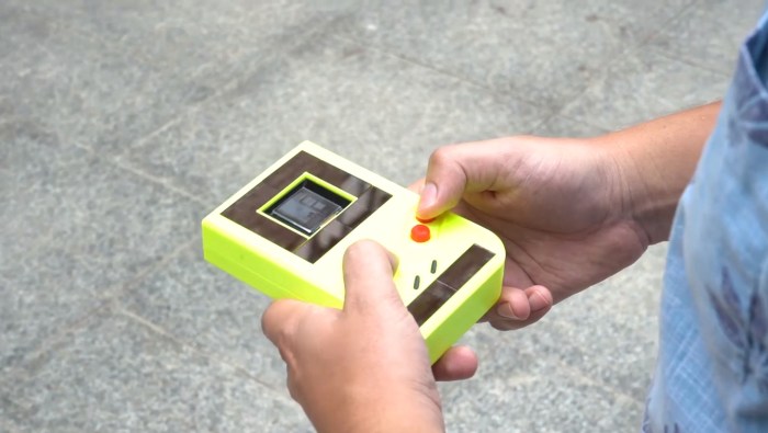 Antiguo GameBoy de Nintendo en las manos de una persona, que busca uno de los mejores simuladores SNES