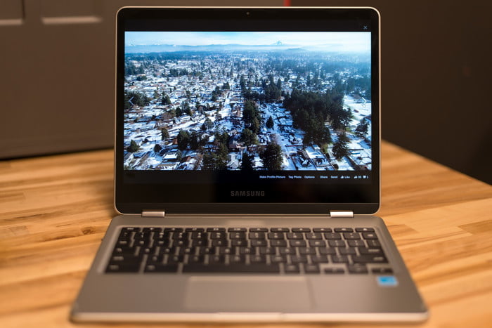 Samsung Chromebook Pro en modo laptop, para el comparativo de Google Pixelbook vs. Samsung Chromebook Pro