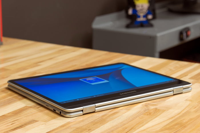Samsung Chromebook Pro en modo tableta sobre una mesa, para el comparativo de Google Pixelbook vs. Samsung Chromebook Pro