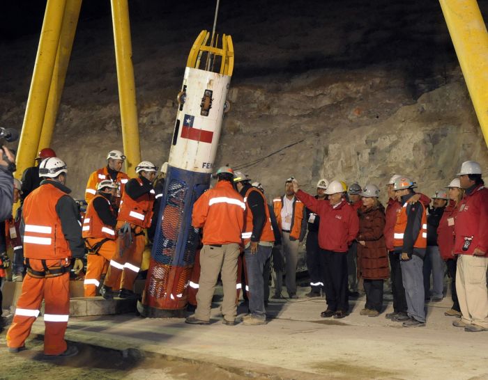 La imagen muestra el rescate de los 33 mineros chilenos.
