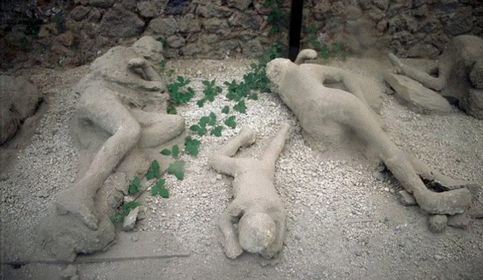 La imagen muestra a víctimas de la erupción del Vesubio conservadas bajo ceniza volcánica.