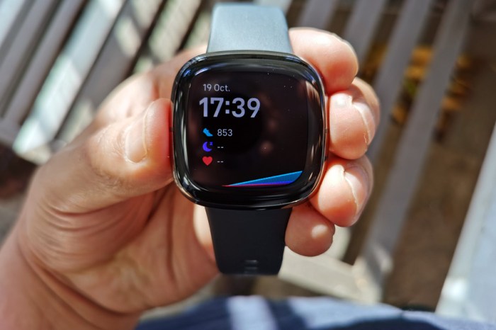 Usuario sostiene el Fitbit Sense, que es un avanzado reloj inteligente de la marca propiedad de Google.