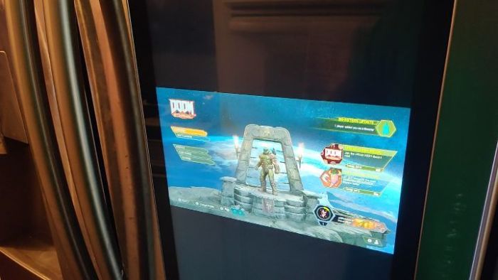 La imagen muestra a un usuario de Instagram jugando Doom en su nevera inteligente.