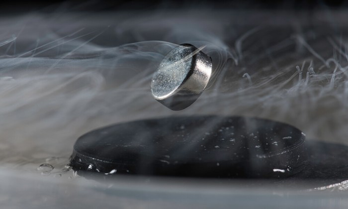 La imagen muestra un imán flotando sobre un superconductor enfriado con nitrógeno líquido.