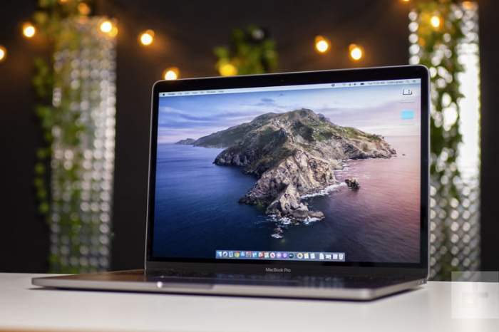 Laptop sobre una mesa para aprender como cambiar la batería de la MacBook Pro