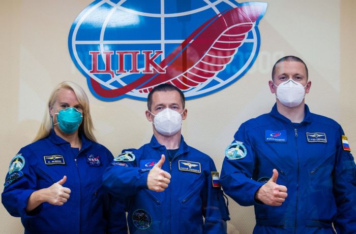 La imagen muestra a los astronautas que acaban de arribar a la Estación Espacial Internacional a través de una nueva vía rápida.