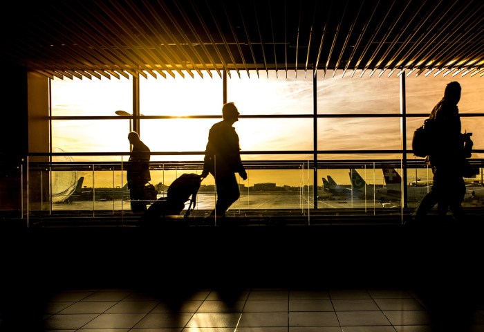 La imagen muestra a un pasajero en un aeropuerto.