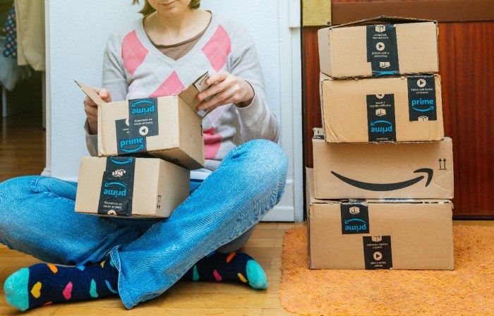 Una mujer con cajas de compras de Amazon Prime
