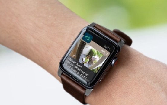 Smart Watch en el brazo de una persona con la App de Arlo Pro para comparar Arlo Pro 3 vs. Arlo Pro 4