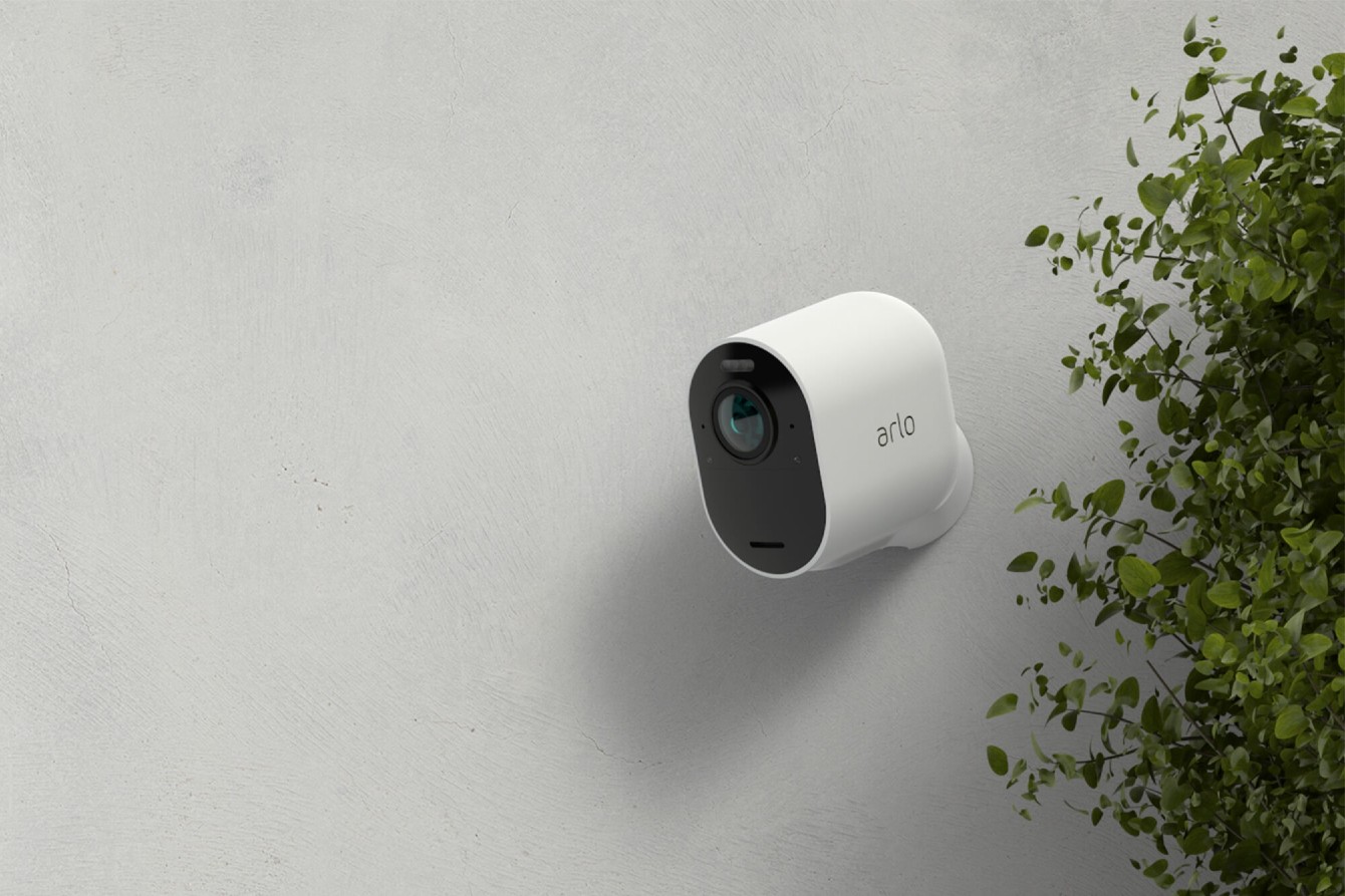 Cámara Arlo Pro 4 instalada en una pared para comparar Arlo Pro 3 vs. Arlo Pro 4