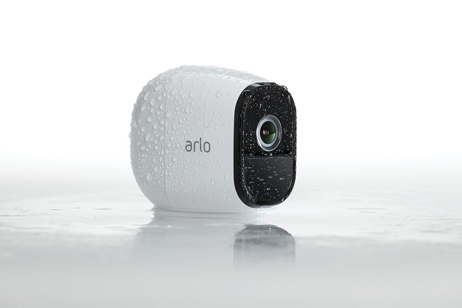 Cámara Arlo Pro 4 sobre una superficie blanca para comparar Arlo Pro 3 vs. Arlo Pro 4