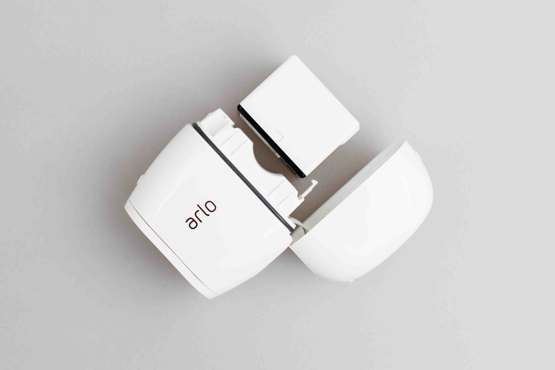 Cámara Arlo Pro 4 en estuche blanco para comparar Arlo Pro 3 vs. Arlo Pro 4