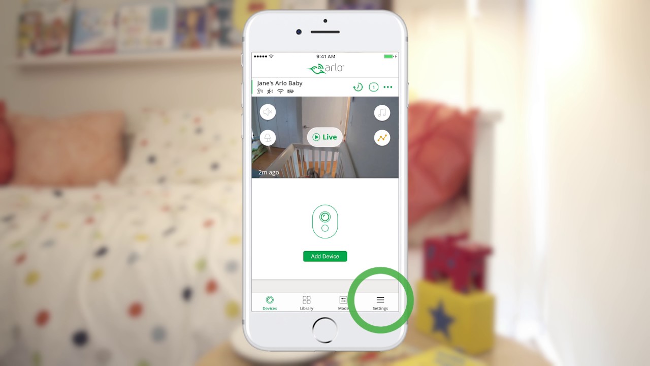 Celular mostrando app de Arlo para suscripciones y para comparar Arlo Pro 3 vs. Arlo Pro 4