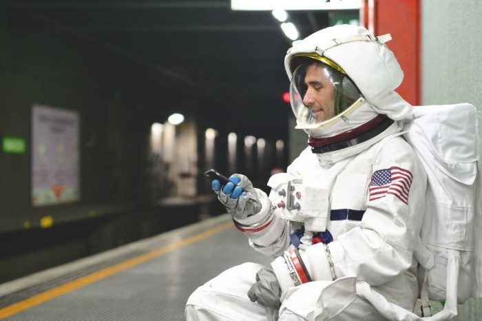 Un astronauta revisa un teléfono inteligente