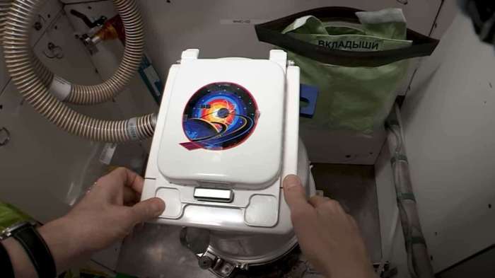 La imagen muestra el nuevo inodoro de la Estación Espacial Internacional.