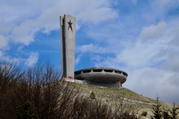 La imagen muestra un edificio en forma de OVNI en Bulgaria.