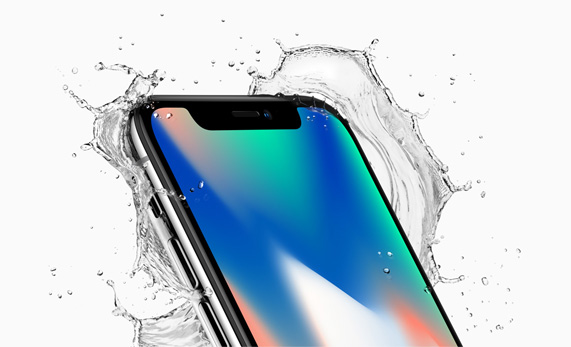 iPhone 15 con agua