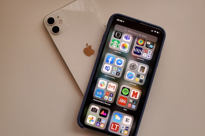 Dos celulares sobre una superficie uno encima del otro mostrando la pantalla de inicio de iPhone
