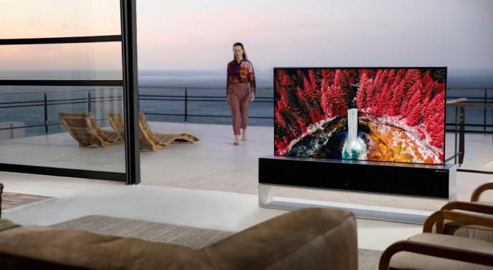 La imagen muestra el nuevo televisor enrollable de LG.