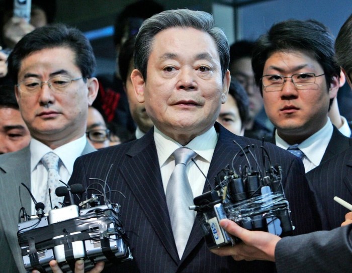 En primer plano, Lee Kun-hee, quien fuera presidente de Samsung