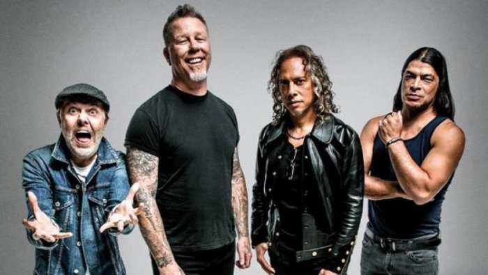 La imagen muestra a los integrantes de Metallica.