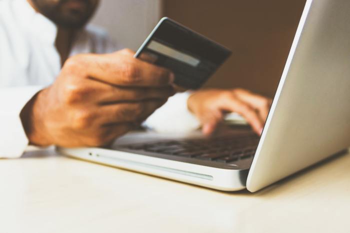 Usuario utilizando su tarjeta de crédito para compras en línea