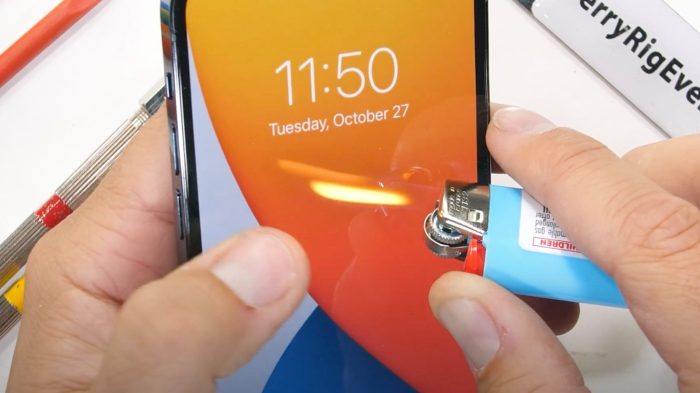 La imagen muestra una prueba para ver cómo reacciona el iPhone 12 al fuego de un encendedor.