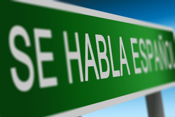 Un letrero que indica que se habla español