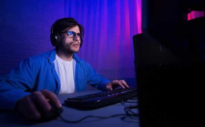 La imagen muestra a un joven jugando frente al computador.