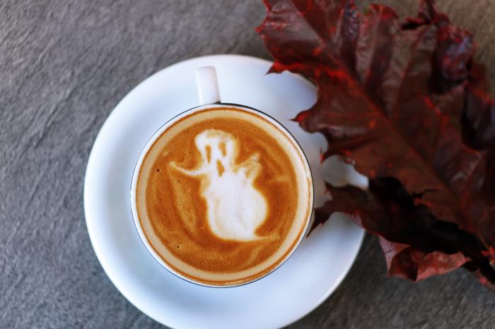 Taza de café con una figura de fantasma