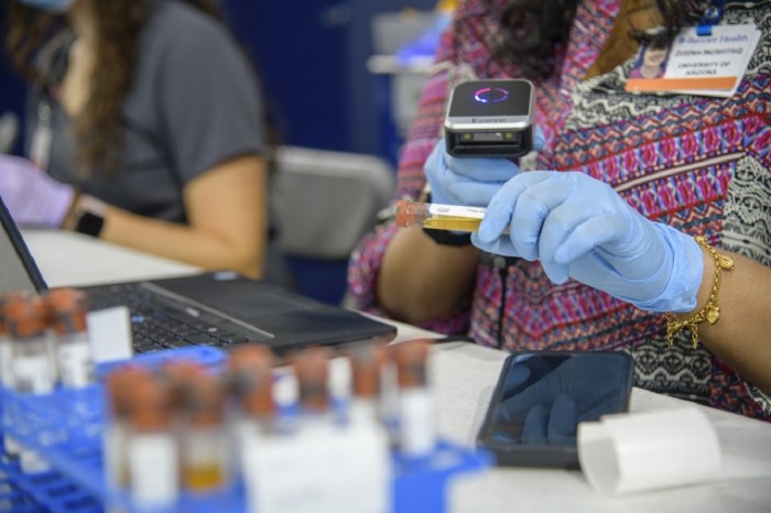Investigadores procesan muestras en la extracción de sangre en UArizona Cole