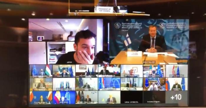 La imagen muestra la irrupción en una reunión secreta de la Unión Europea por parte de un periodista.