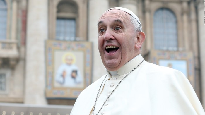 La imagen muestra al Papa Francisco, máxima autoridad de la Iglesia Católica.