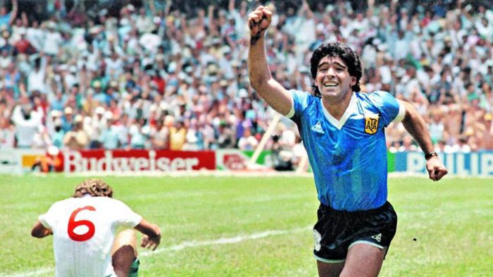 La imagen muestra a Diego Maradona celebrando un gol en México 1986.