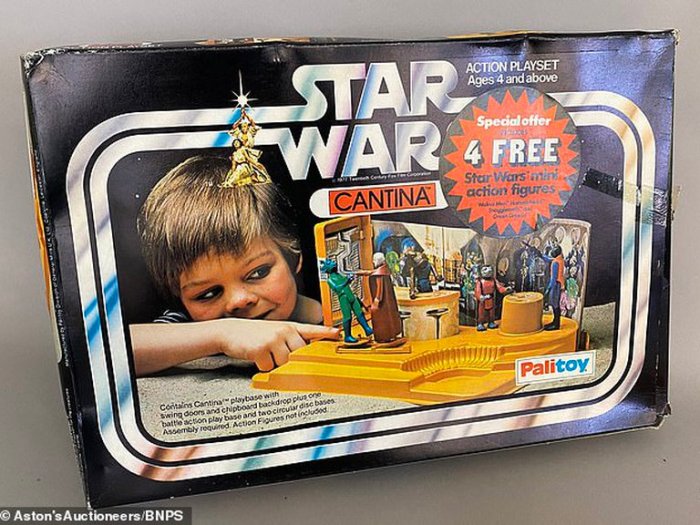 La imagen muestra una caja con juguetes de Star Wars antiguos.