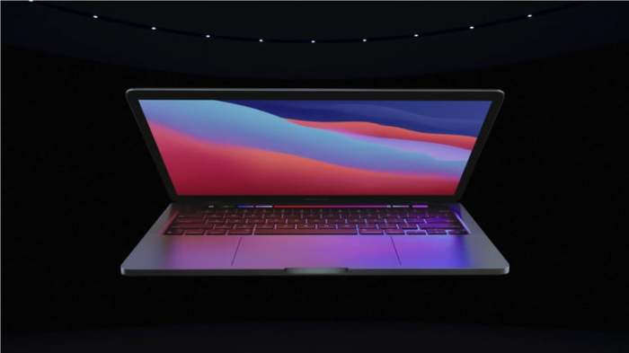 Laptop encendida sobre fondo negro para comparar Apple M1 MacBooks vs. Microsoft Surface Pro X