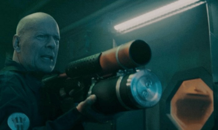 La imagen muestra a Bruce Willis en su nueva película Breach.
