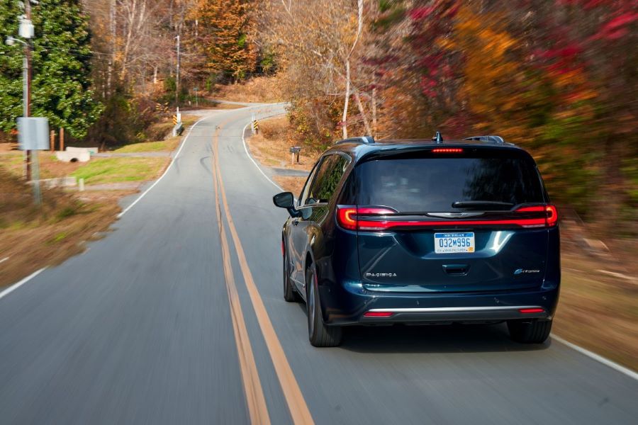 Nueva Chrysler Pacifica 2021 circulando en carretera de un bosque