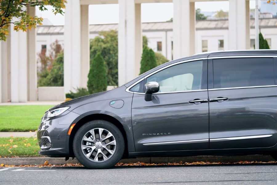 Vista parcial lateral de Nueva Chrysler Pacifica 2021