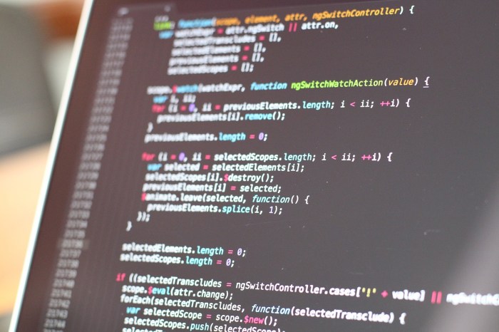 La imagen muestra una serie de códigos en una pantalla.