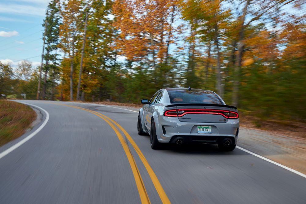 Dodge Charger SRT visto desde atrás en una carretera