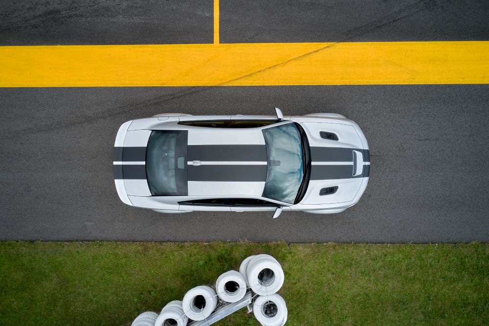 Vista superior de Dodge Charger SRT en una pista