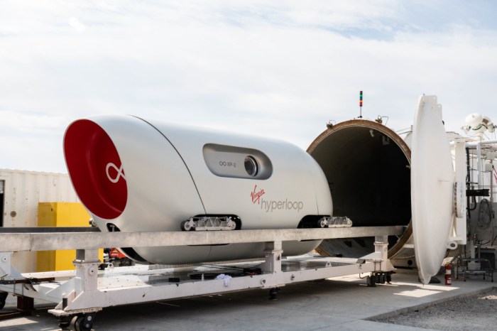 La imagen muestra la cápsula XP-2 de Virgin Hyperloop.