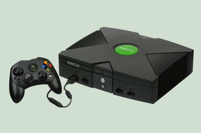 La imagen muestra la primera Xbox lanzada por Microsoft.