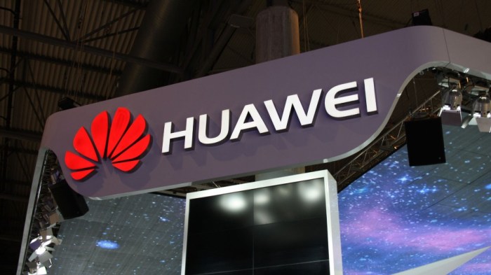 La imagen muestra el logo de Huawei en el frontis de uno de sus edificios.
