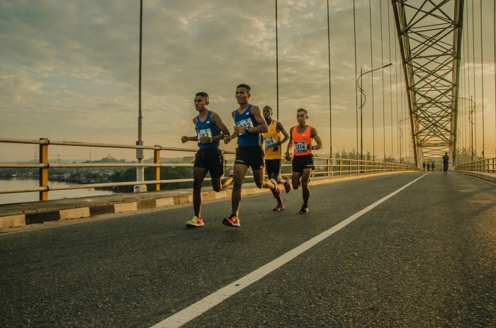 Un grupo de atletas corriendo un maratón