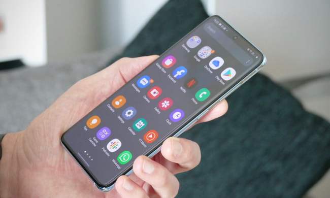 Samsung Galaxy S20 en la mano de una persona que está evaluando los mejores celulares prepago