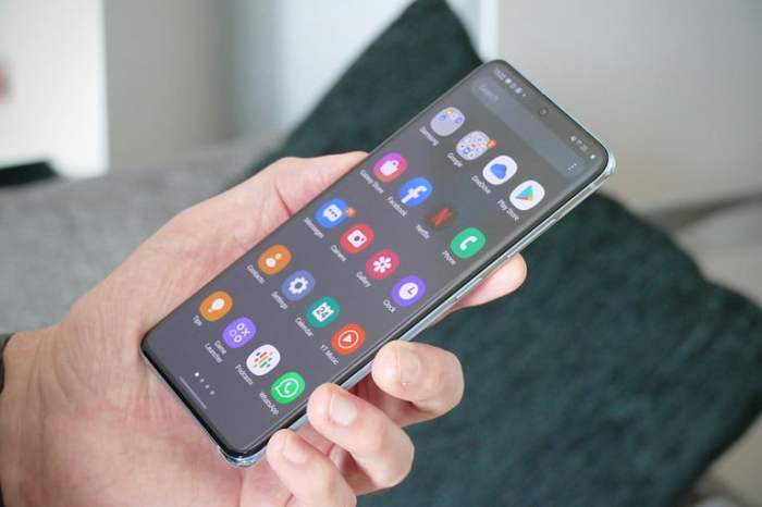 Samsung Galaxy S20 en la mano de una persona que está evaluando los mejores celulares prepago
