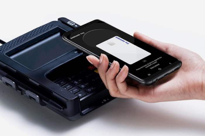 La mano de una persona acercando el celular a una terminal para aprender cómo funciona y qué es NFC