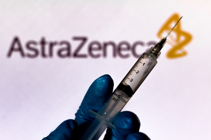 La imagen muestra una vacuna junto al logo de AstraZeneca.